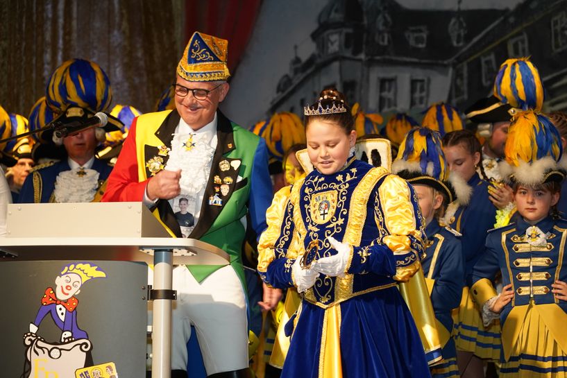 Bürgermeister im Gespäcch mit dem Kinderdreigestirn