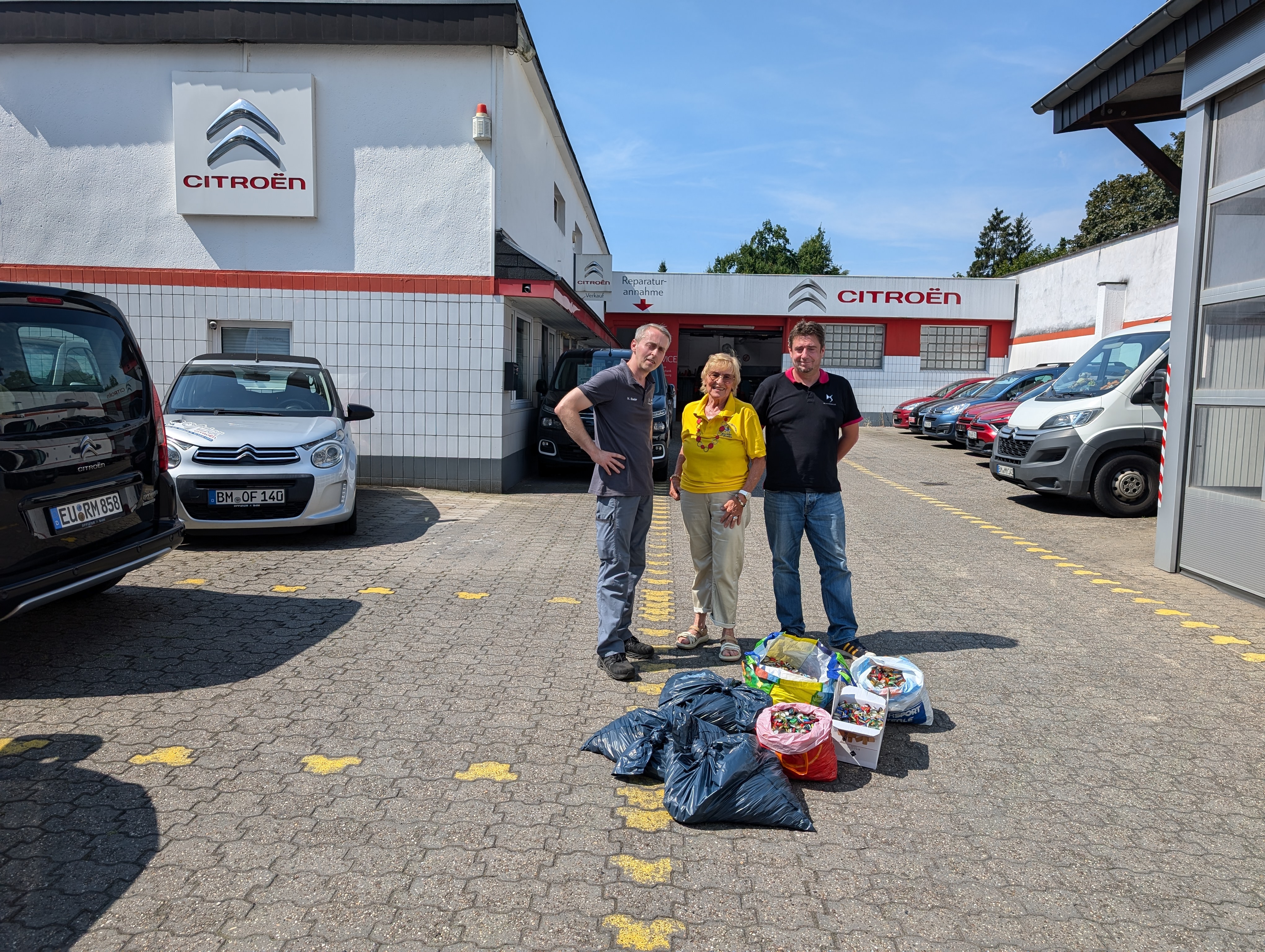 KK Übergabe vo Isabella Schulmeister an die Gechäftsführer Heinrich Bader und Andreas Palz vom Autohaus Offizier
